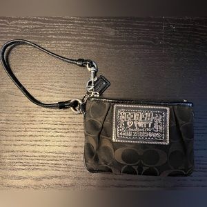 Coach poppy wristlet in black